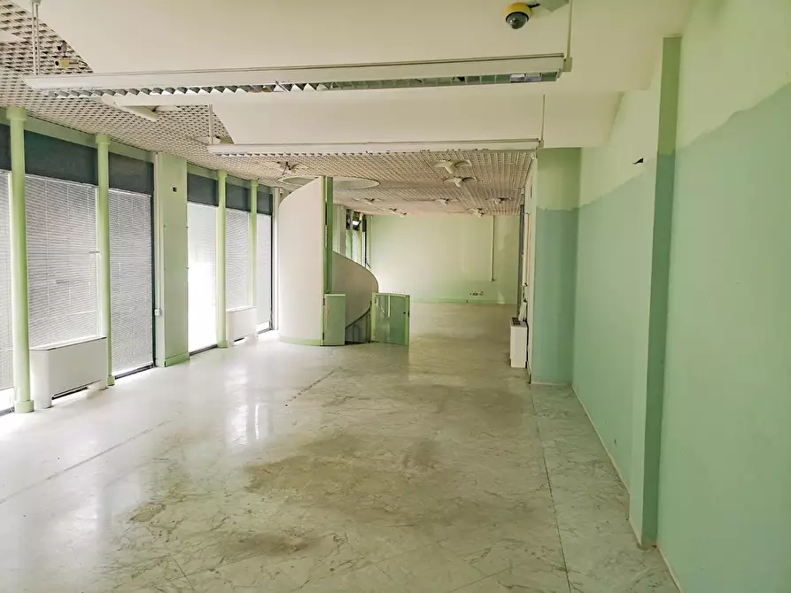 Immagine 1 di Locale commerciale in affitto  a Massa