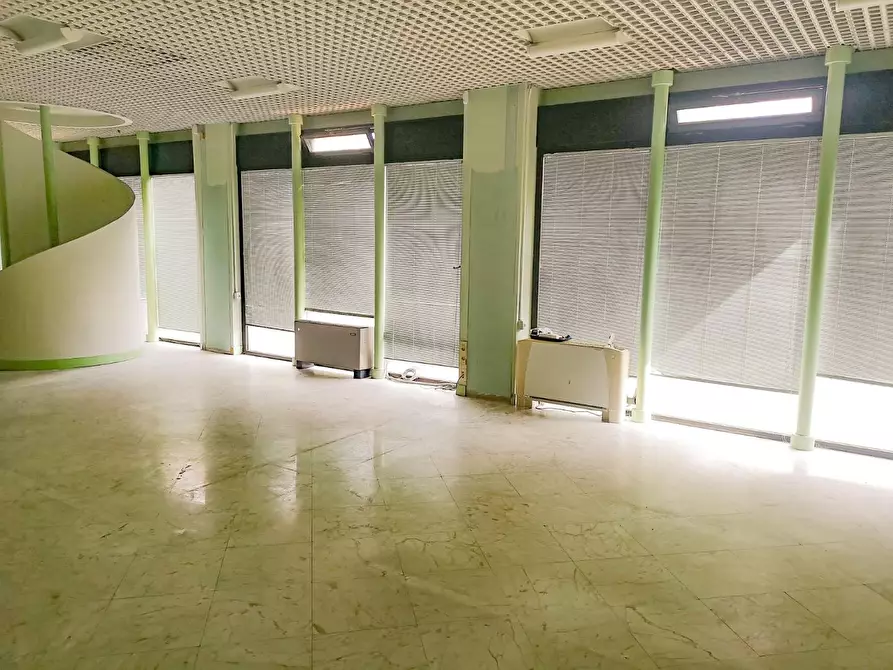 Immagine 3 di Locale commerciale in affitto  a Massa