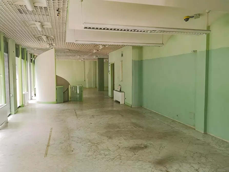 Immagine 2 di Locale commerciale in affitto  a Massa