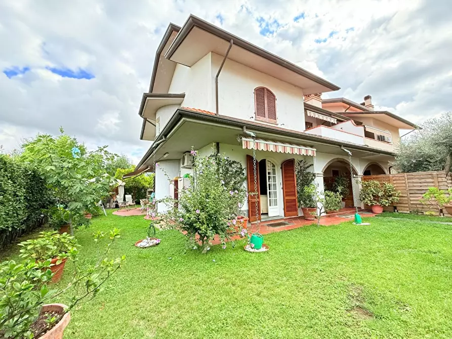 Immagine 8 di Casa bifamiliare in vendita  a Massa