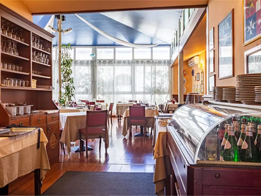 Immagine 3 di Locale commerciale in vendita  a Pisa