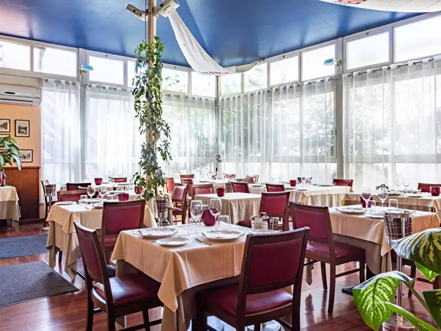 Immagine 1 di Locale commerciale in vendita  a Pisa