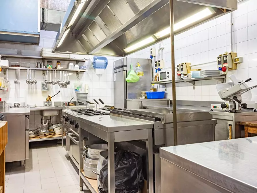 Immagine 6 di Locale commerciale in vendita  a Pisa