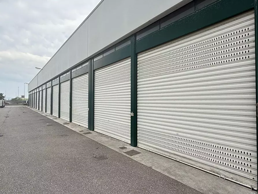 Immagine 6 di Attività artigianale in affitto  a Pisa