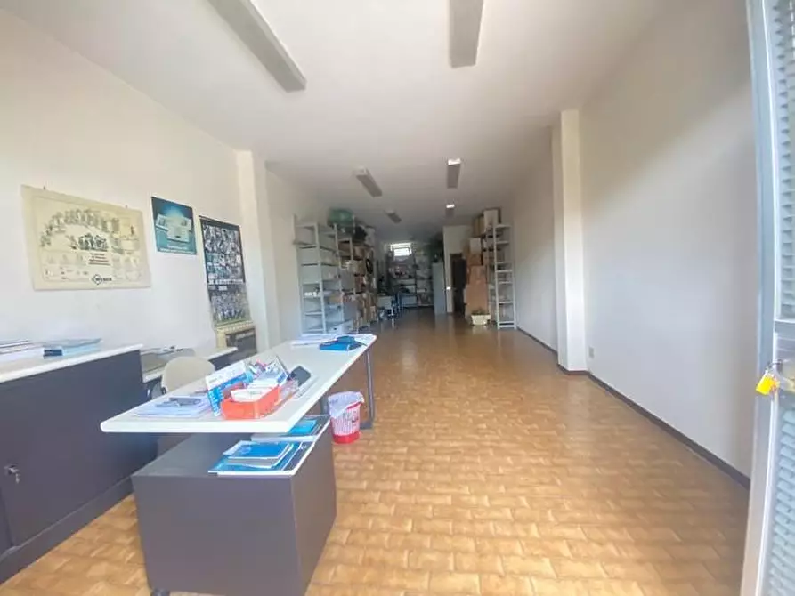 Immagine 1 di Locale commerciale in vendita  a Siena