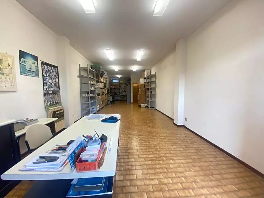 Immagine 6 di Locale commerciale in vendita  a Siena
