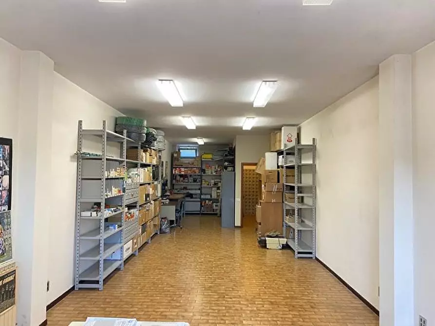 Immagine 8 di Locale commerciale in vendita  a Siena