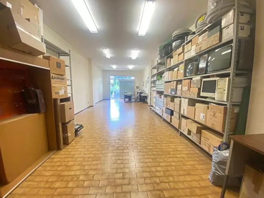 Immagine 5 di Locale commerciale in vendita  a Siena