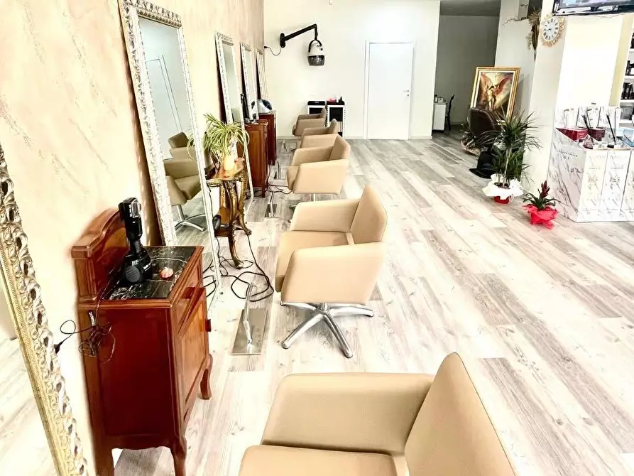 Immagine 1 di Negozio in vendita  a Cascina