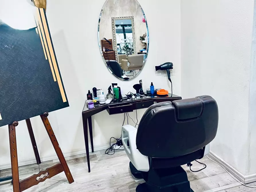 Immagine 8 di Negozio in vendita  a Cascina