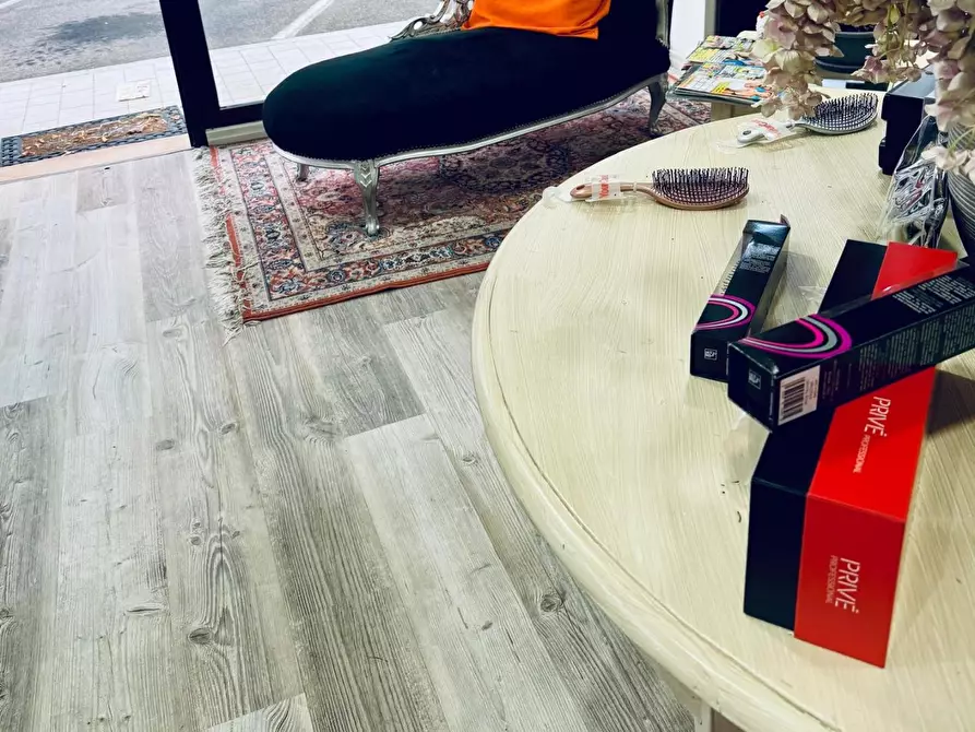 Immagine 6 di Negozio in vendita  a Cascina