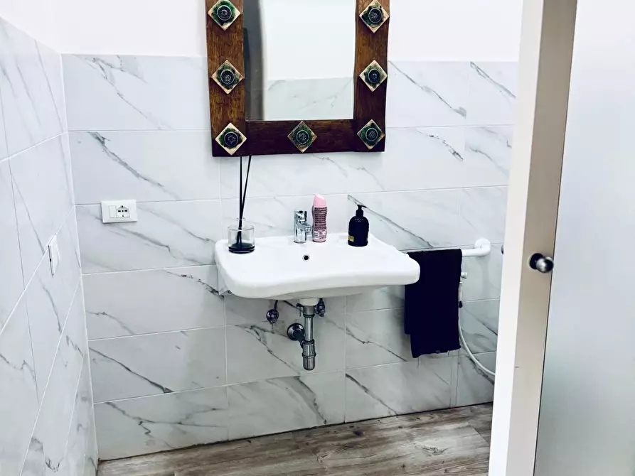 Immagine 10 di Negozio in vendita  a Cascina