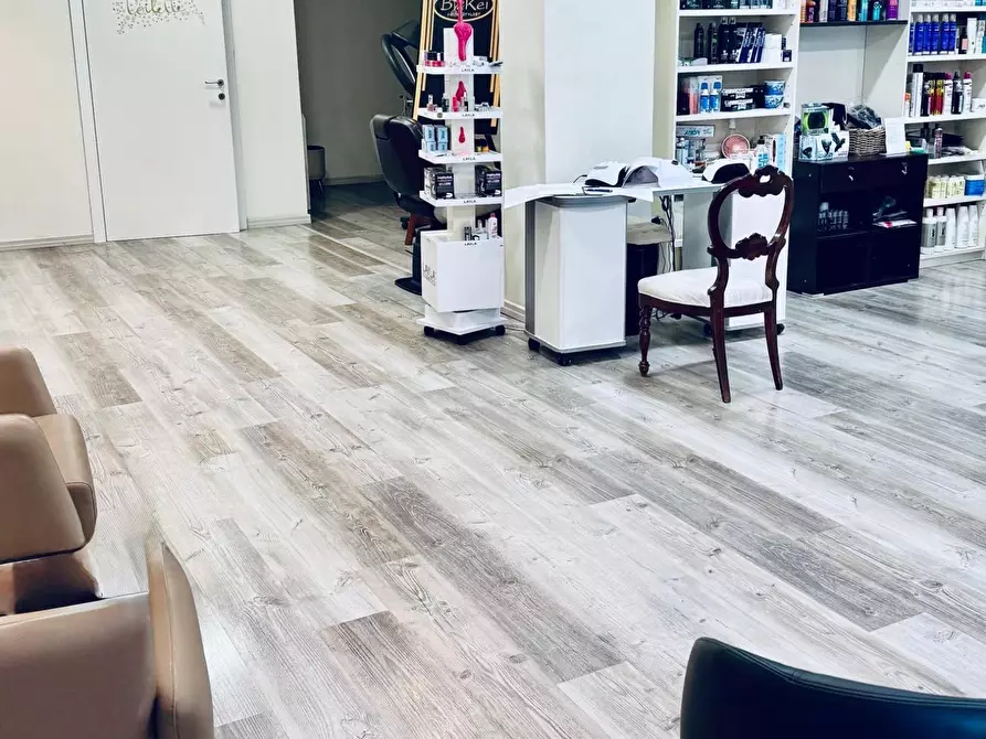 Immagine 3 di Negozio in vendita  a Cascina