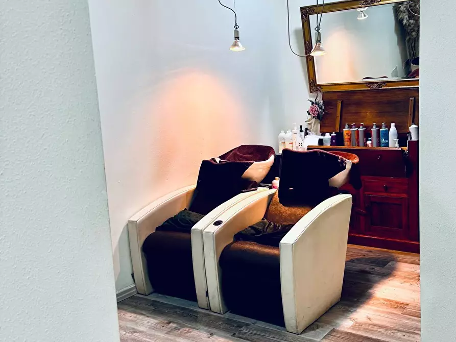 Immagine 9 di Negozio in vendita  a Cascina