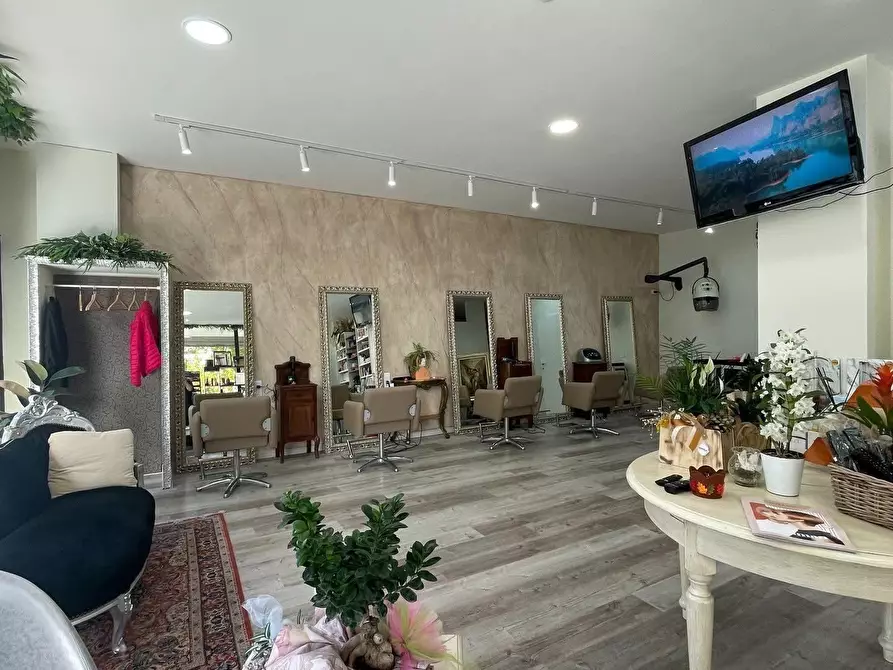 Immagine 2 di Negozio in vendita  a Cascina