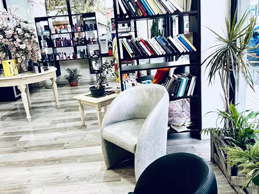 Immagine 4 di Negozio in vendita  a Cascina