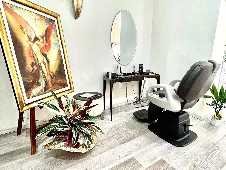 Immagine 12 di Negozio in vendita  a Cascina