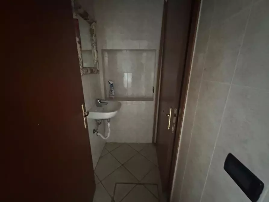 Immagine 4 di Locale commerciale in affitto  a Pontedera