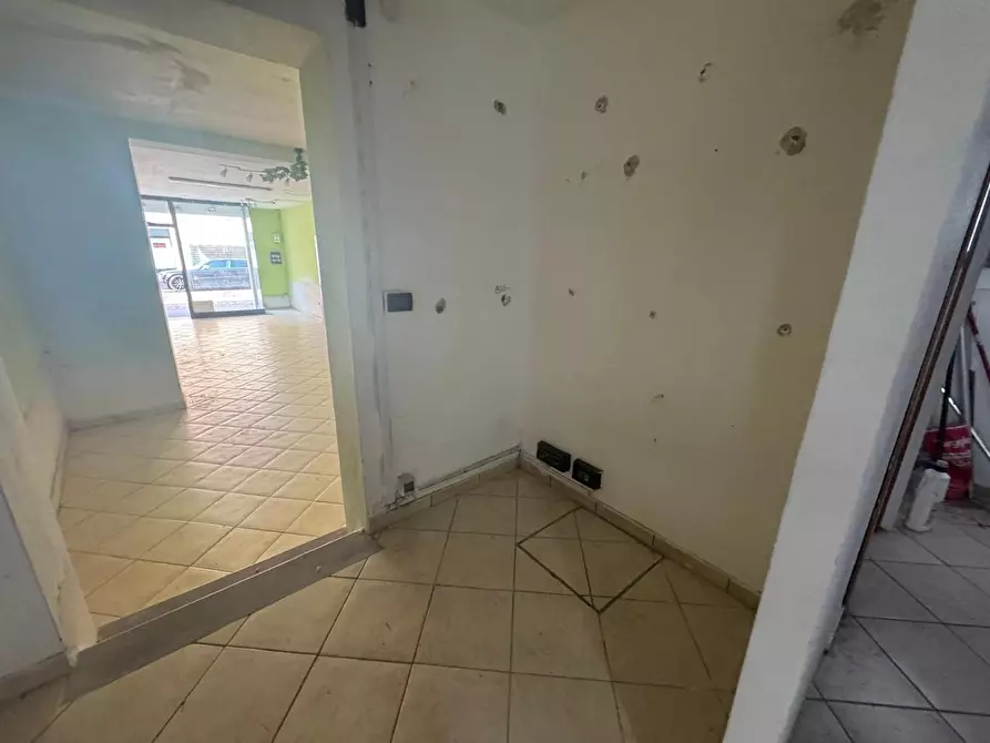 Immagine 2 di Locale commerciale in affitto  a Pontedera