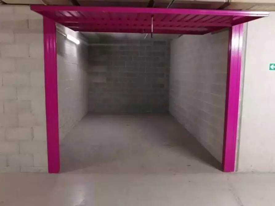 Immagine 1 di Garage in vendita  a Milano