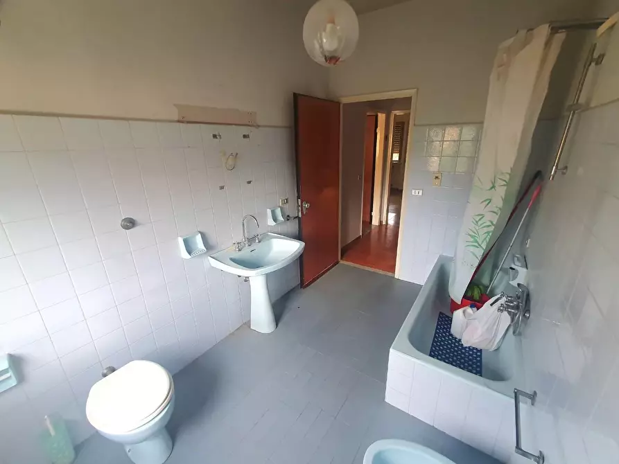 Immagine 23 di Villa in vendita  a Capannori