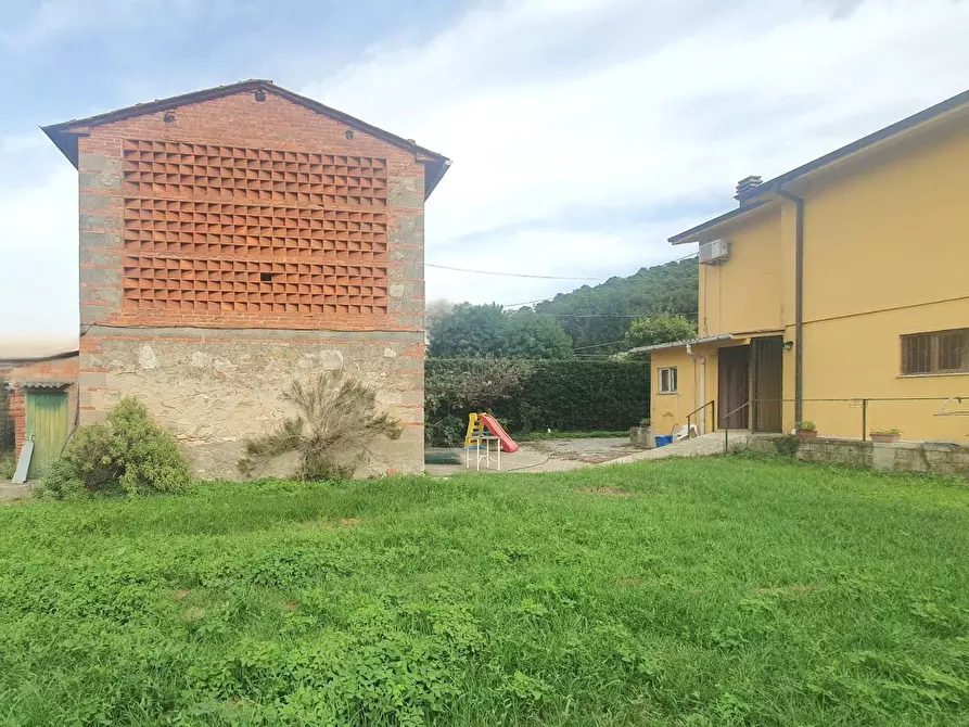 Immagine 36 di Villa in vendita  a Capannori