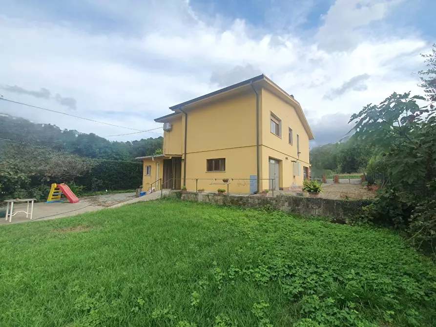 Immagine 37 di Villa in vendita  a Capannori