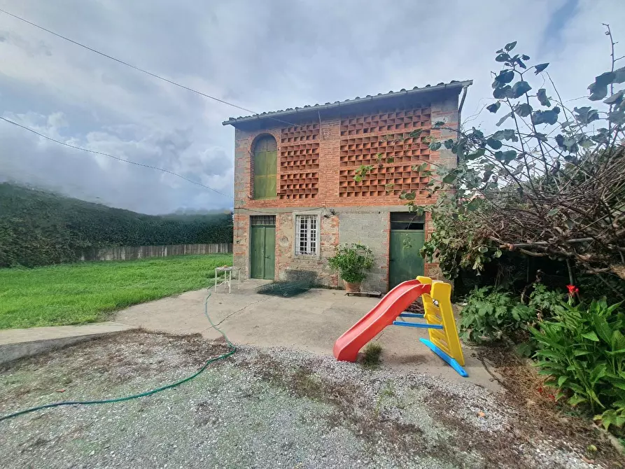 Immagine 33 di Villa in vendita  a Capannori