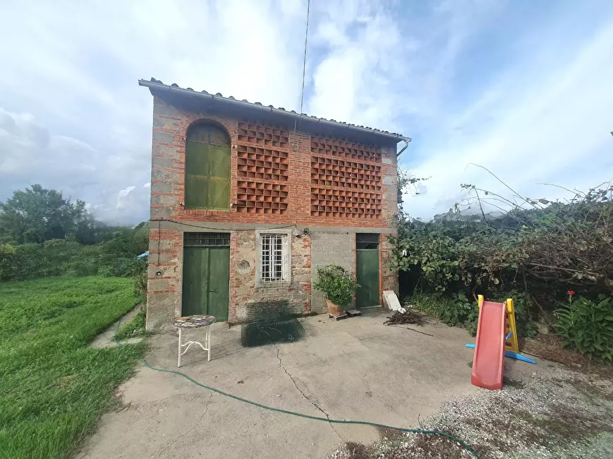 Immagine 2 di Villa in vendita  a Capannori