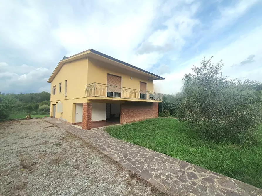 Immagine 1 di Villa in vendita  a Capannori