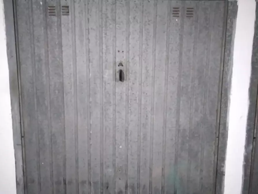 Immagine 2 di Garage in vendita  a Lecce