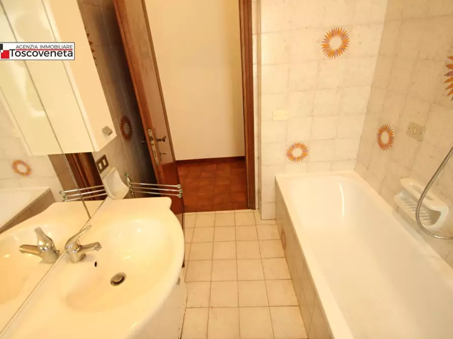 Immagine 15 di Appartamento in affitto  a Lucca