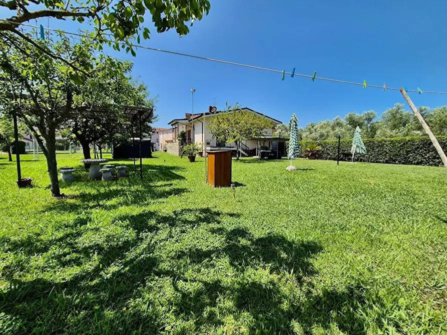 Immagine 9 di Villa in vendita  a Cascina