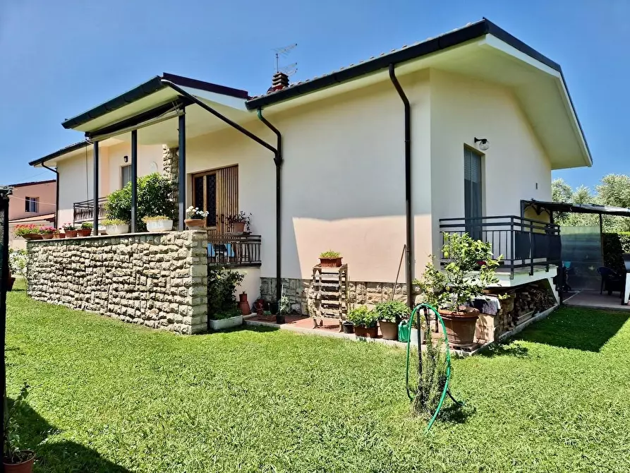 Immagine 1 di Villa in vendita  a Cascina