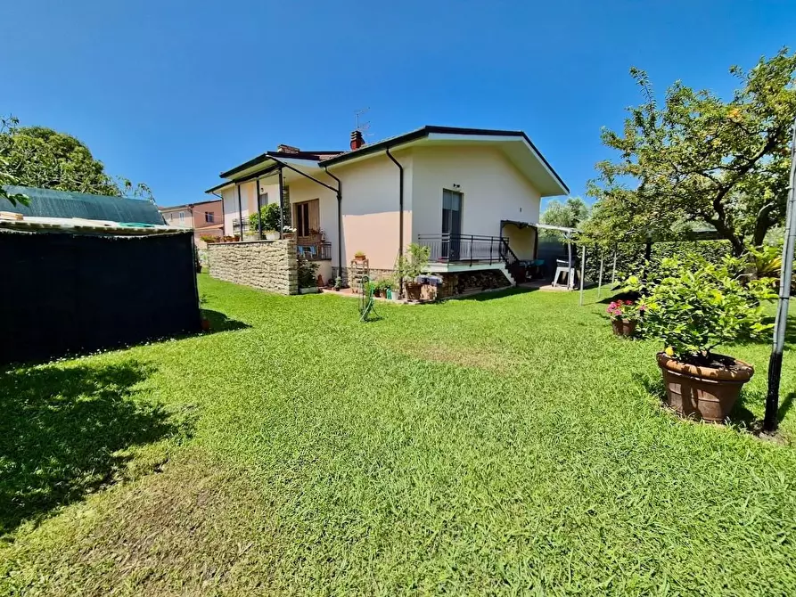 Immagine 2 di Villa in vendita  a Cascina