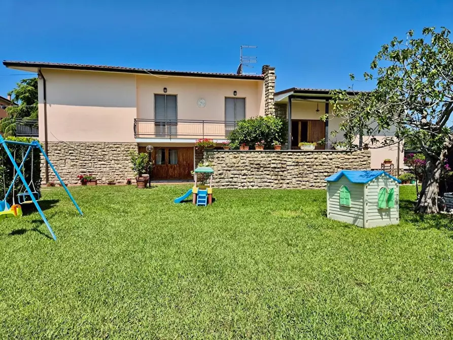 Immagine 4 di Villa in vendita  a Cascina