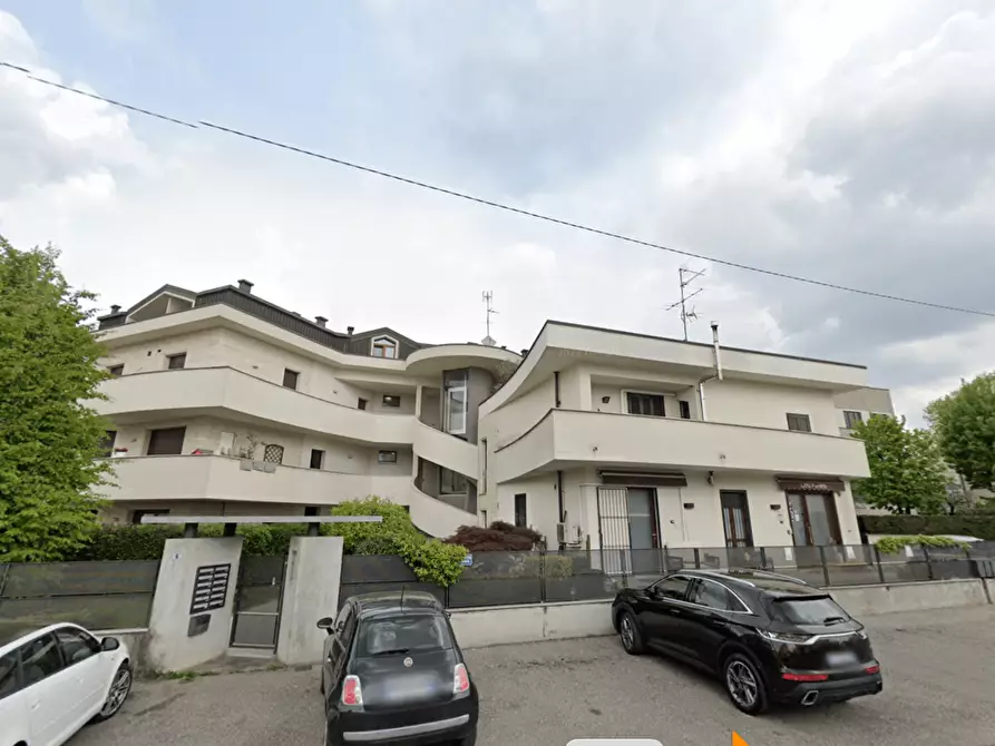 Immagine 2 di Garage in vendita  a Giussano