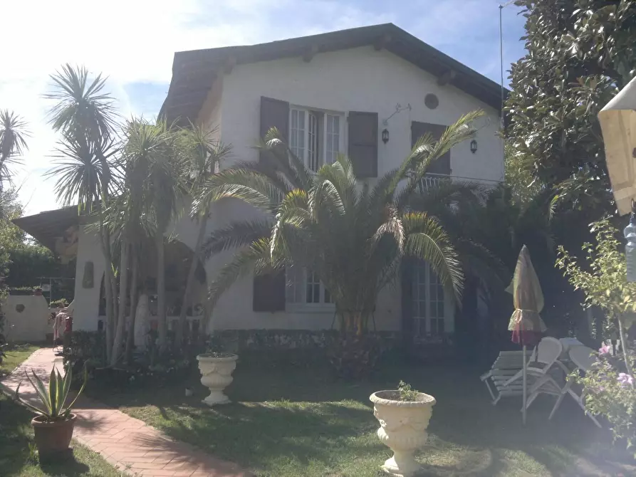 Immagine 2 di Casa bifamiliare in vendita  a Montignoso