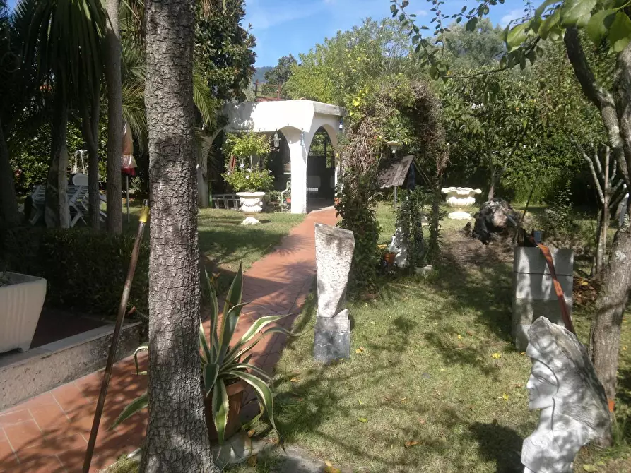 Immagine 10 di Casa bifamiliare in vendita  a Montignoso