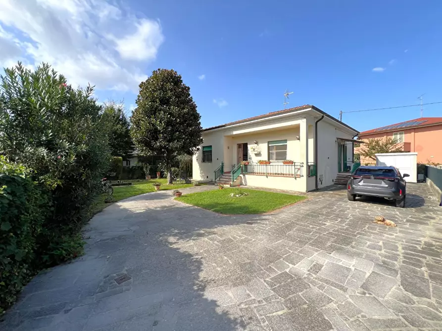 Immagine 2 di Villa in vendita  a Cascina