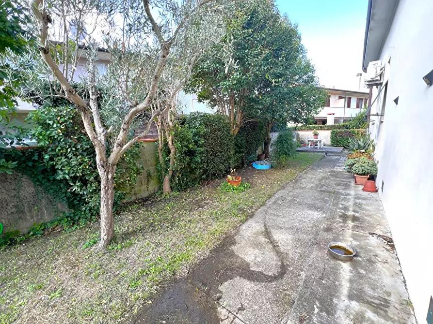 Immagine 28 di Villa in vendita  a Cascina