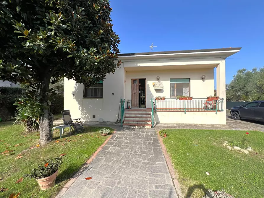 Immagine 4 di Villa in vendita  a Cascina