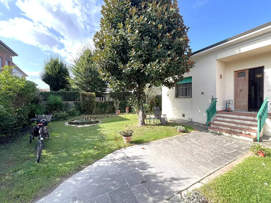 Immagine 26 di Villa in vendita  a Cascina