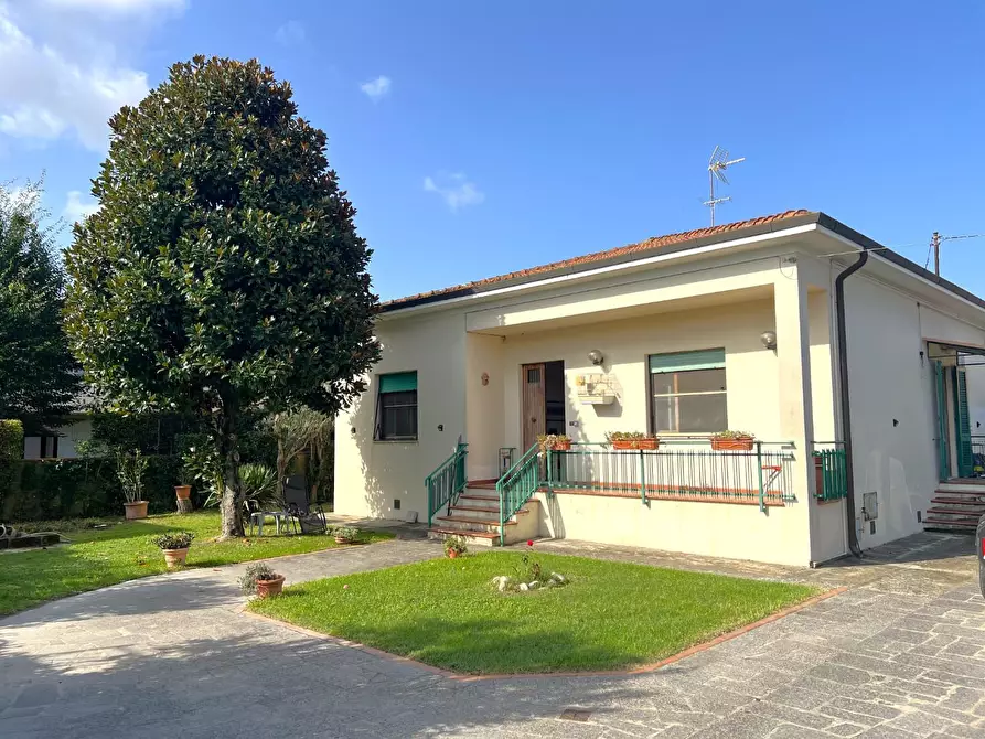 Immagine 1 di Villa in vendita  a Cascina