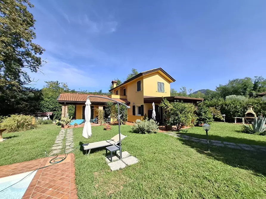 Immagine 2 di Villa in vendita  a Castelnuovo Magra