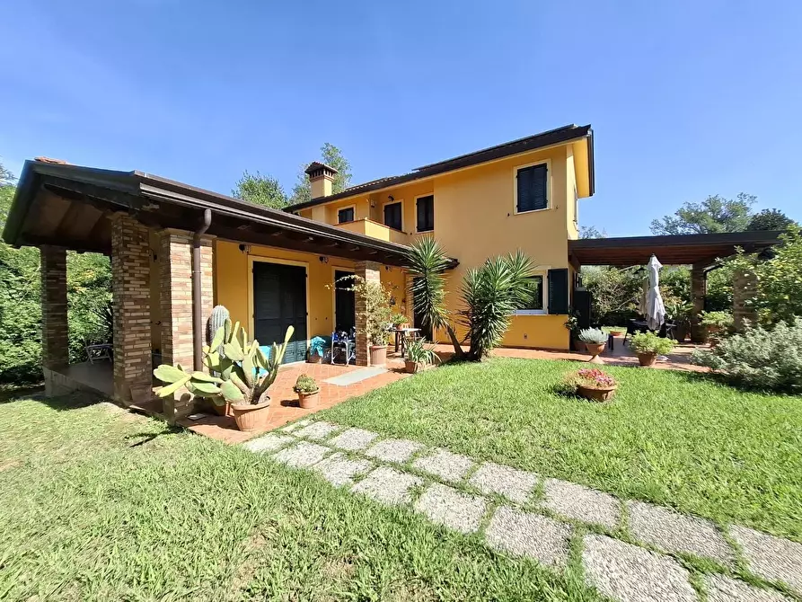 Immagine 3 di Villa in vendita  a Castelnuovo Magra