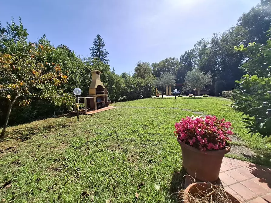 Immagine 10 di Villa in vendita  a Castelnuovo Magra