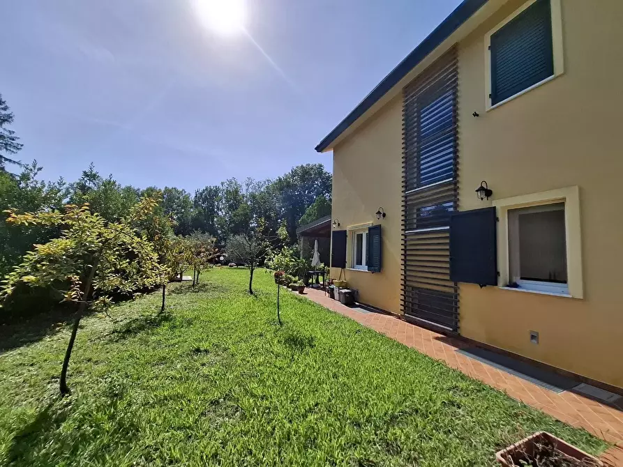 Immagine 18 di Villa in vendita  a Castelnuovo Magra