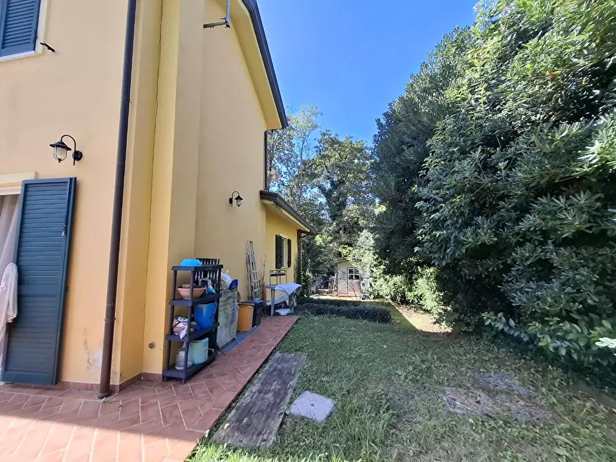 Immagine 7 di Villa in vendita  a Castelnuovo Magra