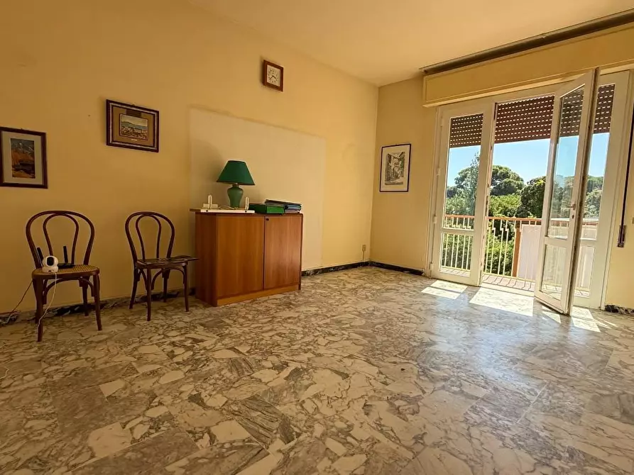 Immagine 11 di Appartamento in vendita  a Viareggio